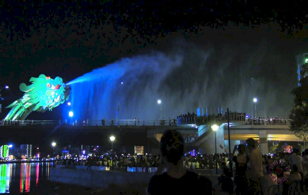 The Dragon’s mouth powerfully sprays thousands of cubic meters of water 